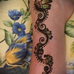 schöne mehendi auf ihrem Arm - eine temporäre Henna-Tattoo Foto 2200 tatufoto.ru
