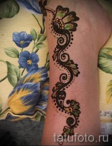 schöne mehendi auf ihrem Arm - eine temporäre Henna-Tattoo Foto 2200 tatufoto.ru