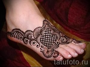 schöne mehendi auf ihrem Bein - Optionen für temporäre Henna-Tattoo auf 05082016 1108 tatufoto.ru