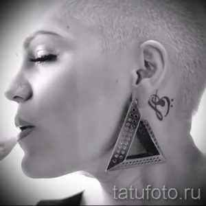 stellt fest, Tattoo hinter dem Ohr - das Foto des fertigen Tätowierung auf 02082016 2021 tatufoto.ru