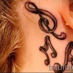 stellt fest, Tattoo hinter dem Ohr - das Foto des fertigen Tätowierung auf 02082016 3022 tatufoto.ru