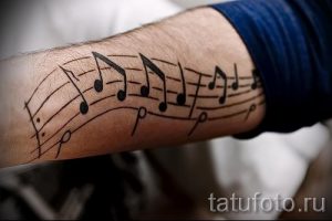tatouage note sur sa main - une photo du tatouage fini 02082016 1026 tatufoto.ru