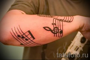 tatouage note sur sa main - une photo du tatouage fini 02082016 2027 tatufoto.ru