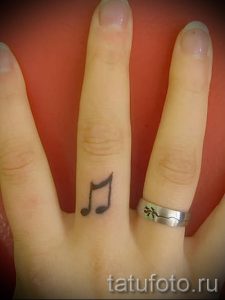 tatouage note sur son doigt - une photo du tatouage fini 02082016 1029 tatufoto.ru