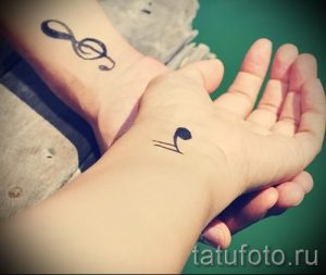 tatouage note sur son poignet - une photo du tatouage fini 02082016 1030 tatufoto.ru