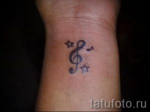 tatouage note sur son poignet - une photo du tatouage fini 02082016 2031 tatufoto.ru
