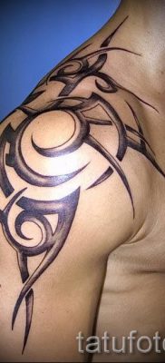 tatouage tribal sur son épaule — un exemple d’une photo pour un article sur l’importance de 1036 tatufoto.ru