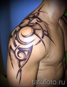 tatouage tribal sur son épaule - un exemple d'une photo pour un article sur l'importance de 1036 tatufoto.ru