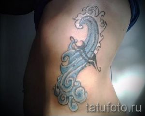 tatouages Aquarius pour les filles - photo - un exemple du tatouage fini 01082016 2045 tatufoto.ru