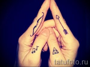 tattoo notes on his finger - a photo of the finished tattoo 02082016 1050 tatufoto.ru