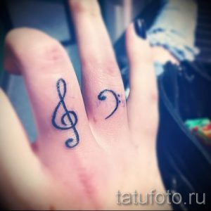 tattoo notes on his finger - a photo of the finished tattoo 02082016 2051 tatufoto.ru