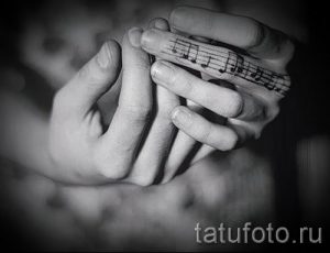 tattoo notes on his hand - a photo of the finished tattoo 02082016 1052 tatufoto.ru