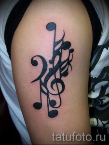 tattoo notes on his hand - a photo of the finished tattoo 02082016 2053 tatufoto.ru