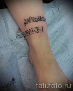 tattoo notes on his leg - a photo of the finished tattoo 02082016 2056 tatufoto.ru