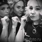 tattoo notes on his wrist - a photo of the finished tattoo 02082016 2059 tatufoto.ru