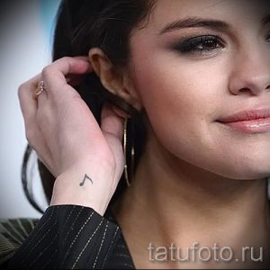 tattoo notes on his wrist - a photo of the finished tattoo 02082016 3060 tatufoto.ru