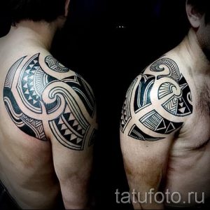 tribal tattoo on his shoulder - an example of a photo for an article about the importance of 2038 tatufoto.ru