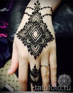 красивое мехенди на руке - фото временной тату хной 2208 tatufoto.ru