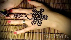 красивое мехенди на руке - фото временной тату хной 3209 tatufoto.ru