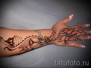 красивое мехенди на руке - фото временной тату хной 4210 tatufoto.ru