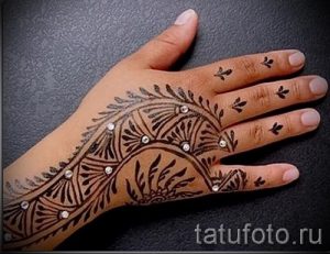 красивое мехенди на руке - фото временной тату хной 5211 tatufoto.ru