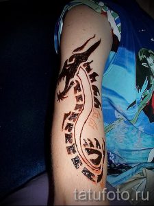 мехенди дракон на руке - фото временной тату хной 5216 tatufoto.ru