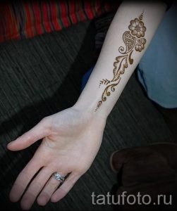 мехенди на внутренней стороне руки - фото временной тату хной 1217 tatufoto.ru