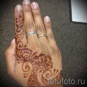 мехенди на правой руке - фото временной тату хной 1244 tatufoto.ru