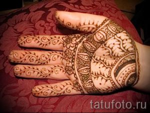 мехенди на правой руке - фото временной тату хной 2245 tatufoto.ru