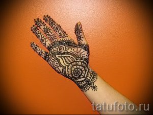 мехенди на правой руке - фото временной тату хной 4247 tatufoto.ru