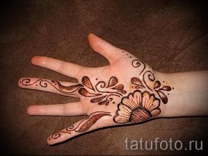 мехенди на правой руке - фото временной тату хной 5248 tatufoto.ru