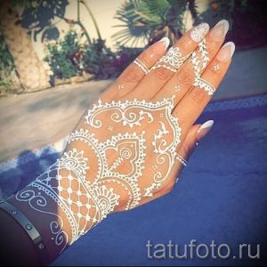 мехенди на руке белой хной - фото временной тату хной 3251 tatufoto.ru