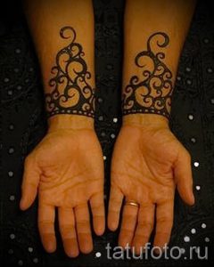 мехенди на руке браслет - фото временной тату хной 2255 tatufoto.ru
