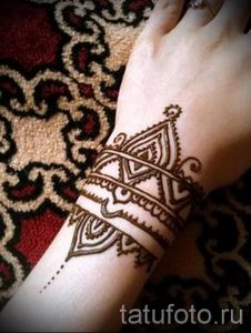 мехенди на руке браслет - фото временной тату хной 4257 tatufoto.ru