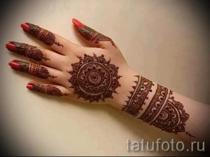 мехенди на руке глаз - фото временной тату хной 2282 tatufoto.ru