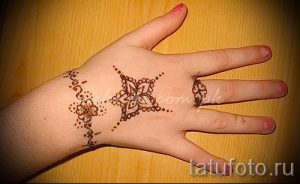 мехенди на руке для детей - фото временной тату хной 5288 tatufoto.ru