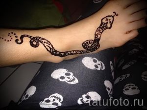 мехенди на руке змея - фото временной тату хной 1317 tatufoto.ru