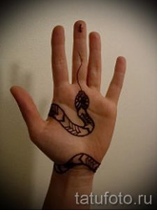 мехенди на руке змея - фото временной тату хной 4320 tatufoto.ru