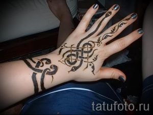 мехенди на руке змея - фото временной тату хной 7323 tatufoto.ru