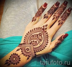 мехенди на руке корона - фото временной тату хной 2335 tatufoto.ru