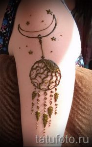 мехенди на руке ловец снов - фото временной тату хной 14360 tatufoto.ru