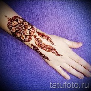 мехенди на руке ловец снов - фото временной тату хной 15361 tatufoto.ru