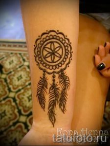 мехенди на руке ловец снов - фото временной тату хной 6352 tatufoto.ru