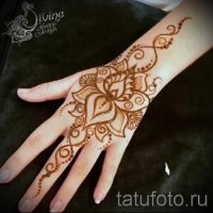 мехенди на руке лотос - фото временной тату хной 1363 tatufoto.ru