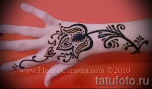 мехенди на руке лотос - фото временной тату хной 2364 tatufoto.ru