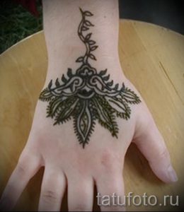 мехенди на руке лотос - фото временной тату хной 4366 tatufoto.ru