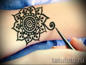 мехенди на руке маленькие - фото временной тату хной 6372 tatufoto.ru