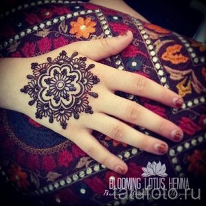 мехенди на руке мандала - фото временной тату хной 1377 tatufoto.ru