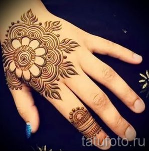 мехенди на руке мандала - фото временной тату хной 2378 tatufoto.ru