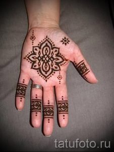 мехенди на руке мандала - фото временной тату хной 4380 tatufoto.ru